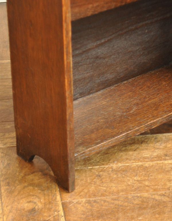 マガジンラック　アンティーク家具　お洒落な英国スタイルのアンティーク家具、棚が付いたマガジンラック。しっかりメンテナンスしてありますのでご安心ください。(j-1500-f)