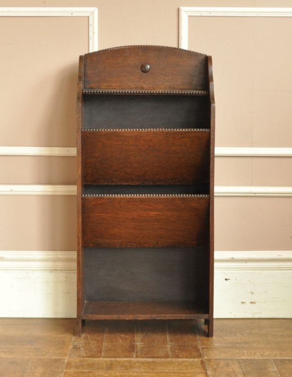 マガジンラック　アンティーク家具　お洒落な英国スタイルのアンティーク家具、棚が付いたマガジンラック。ディスプレイも収納も出来て、場所を取らない優れものです。(j-1500-f)