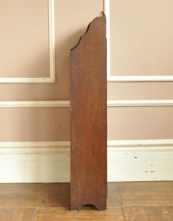 マガジンラック　アンティーク家具　お洒落な英国スタイルのアンティーク家具、棚が付いたマガジンラック。横からみてもスッキリしています。(j-1500-f)