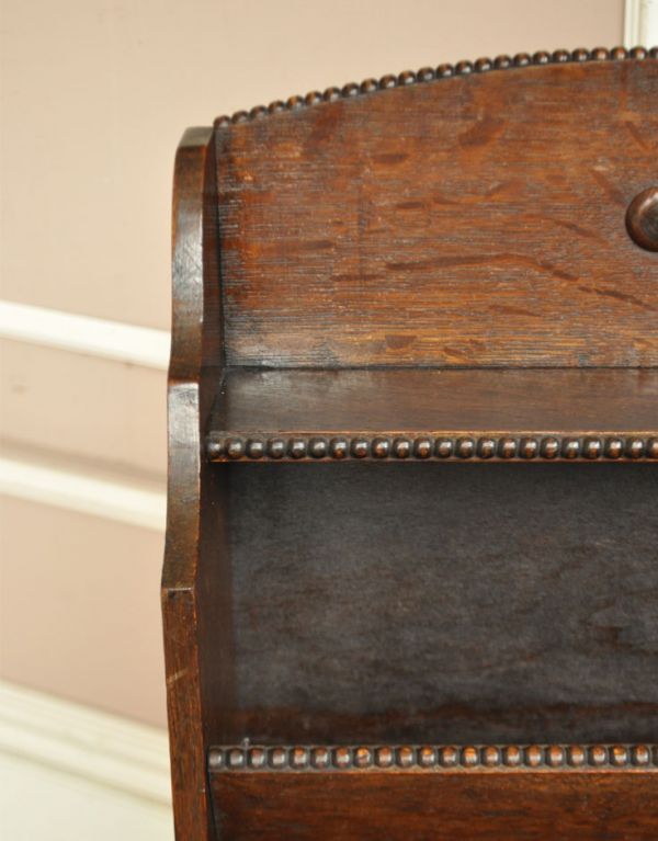 マガジンラック　アンティーク家具　お洒落な英国スタイルのアンティーク家具、棚が付いたマガジンラック。木製の鋲が並んだ美しい装飾です。(j-1500-f)