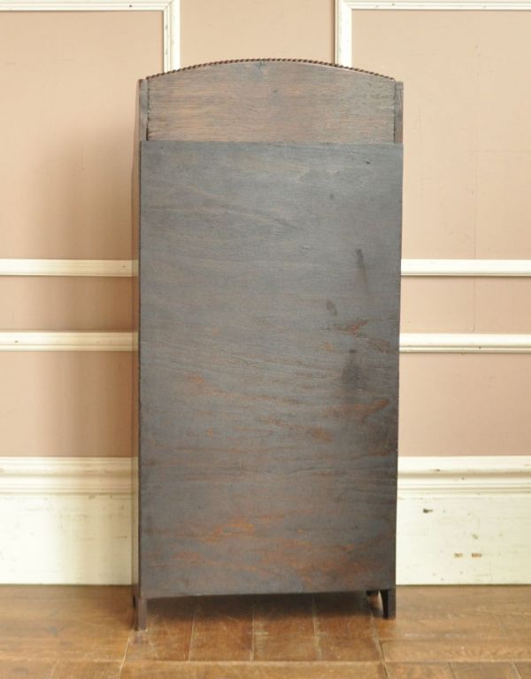 マガジンラック　アンティーク家具　お洒落な英国スタイルのアンティーク家具、棚が付いたマガジンラック。専門の職人によってお直ししていますが、アンティークは新品ではありません。(j-1500-f)