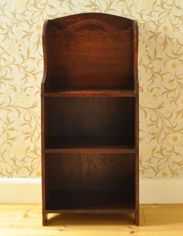 マガジンラック　アンティーク家具　英国スタイルのアンティーク家具、棚が付いたマガジンラック。このマガジンラックなら、新聞さえ特別な気分で収納できますね。(j-1501-f)