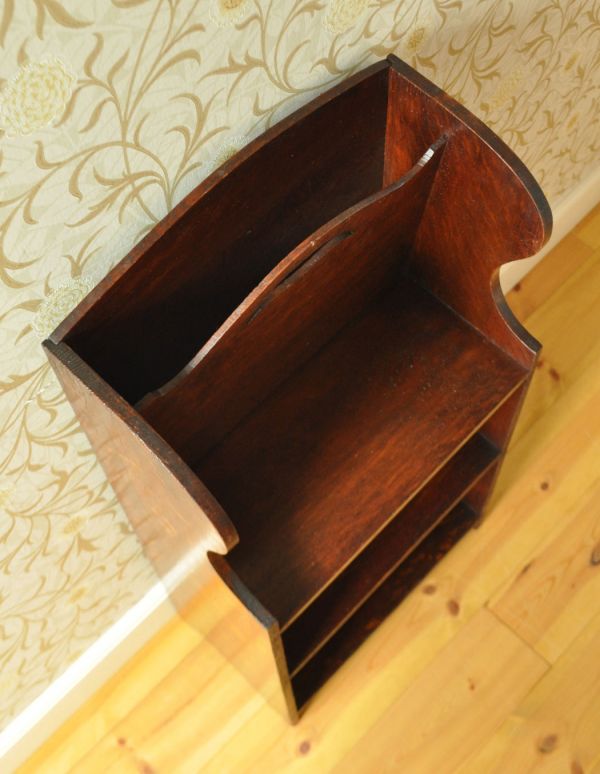 マガジンラック　アンティーク家具　英国スタイルのアンティーク家具、棚が付いたマガジンラック。上に棚が無いので、新聞や雑誌がとっても取りやすいんです。(j-1501-f)