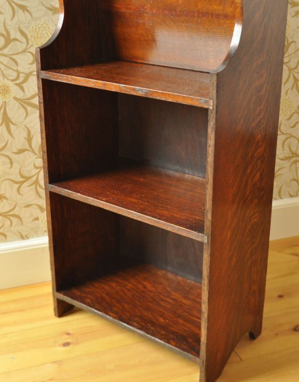 マガジンラック　アンティーク家具　英国スタイルのアンティーク家具、棚が付いたマガジンラック。下にオープン棚も付いているので、本を入れたり、ディスプレイをして楽しめます。(j-1501-f)