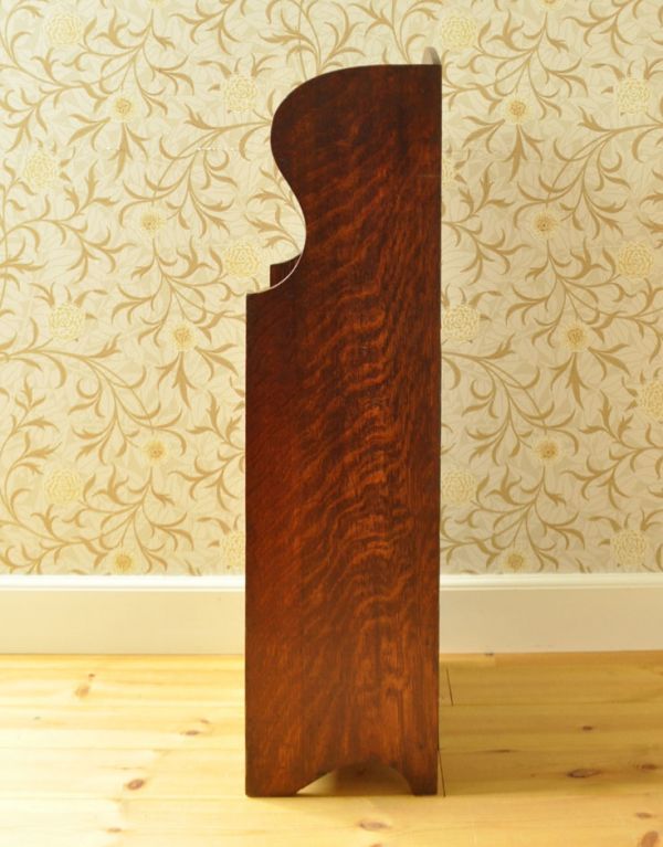 マガジンラック　アンティーク家具　英国スタイルのアンティーク家具、棚が付いたマガジンラック。横からみてもスッキリしています。(j-1501-f)