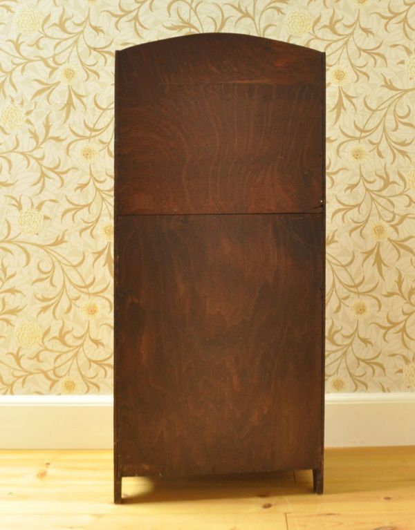 マガジンラック　アンティーク家具　英国スタイルのアンティーク家具、棚が付いたマガジンラック。専門の職人によってお直ししていますが、アンティークは新品ではありません。(j-1501-f)