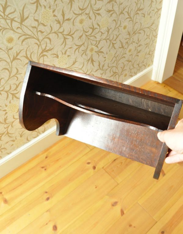 マガジンラック　アンティーク家具　英国スタイルのアンティーク家具、棚が付いたマガジンラック。中までしっかりとお手入れしています。(j-1501-f)