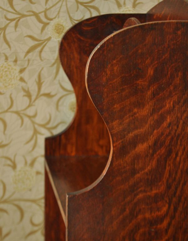 マガジンラック　アンティーク家具　英国スタイルのアンティーク家具、棚が付いたマガジンラック。カッティングがキレイなデザインです。(j-1501-f)