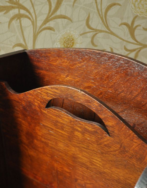 マガジンラック　アンティーク家具　英国スタイルのアンティーク家具、棚が付いたマガジンラック。持ち手が付いています。(j-1501-f)