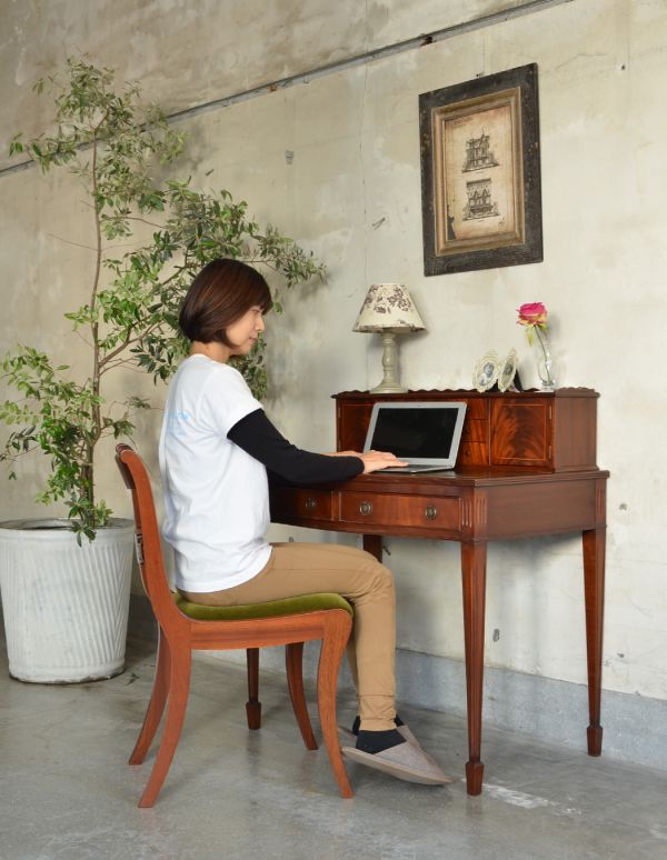 ロイドテーブル　アンティーク家具　美しいアンティーク英国家具、マホガニー材のライティングテーブル（デスク）。ディスプレイを楽しんだり、化粧台にしたり。(j-1502-f)