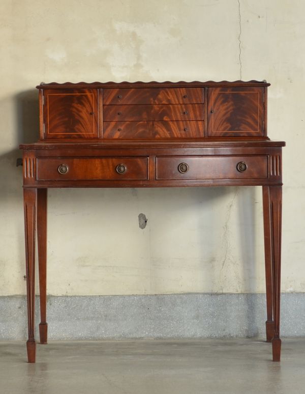 ロイドテーブル　アンティーク家具　美しいアンティーク英国家具、マホガニー材のライティングテーブル（デスク）。隅々に細やかな彫が施されています。(j-1502-f)