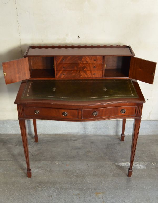 ロイドテーブル　アンティーク家具　美しいアンティーク英国家具、マホガニー材のライティングテーブル（デスク）。棚に化粧品を片付ければ、奥様のドレッサー代わりにもなりますよ。(j-1502-f)