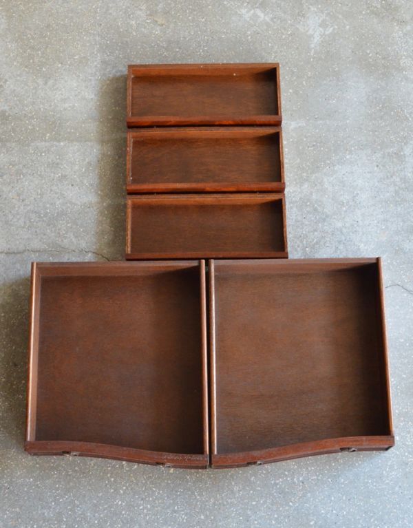 ロイドテーブル　アンティーク家具　美しいアンティーク英国家具、マホガニー材のライティングテーブル（デスク）。引き出しが５杯あります。(j-1502-f)