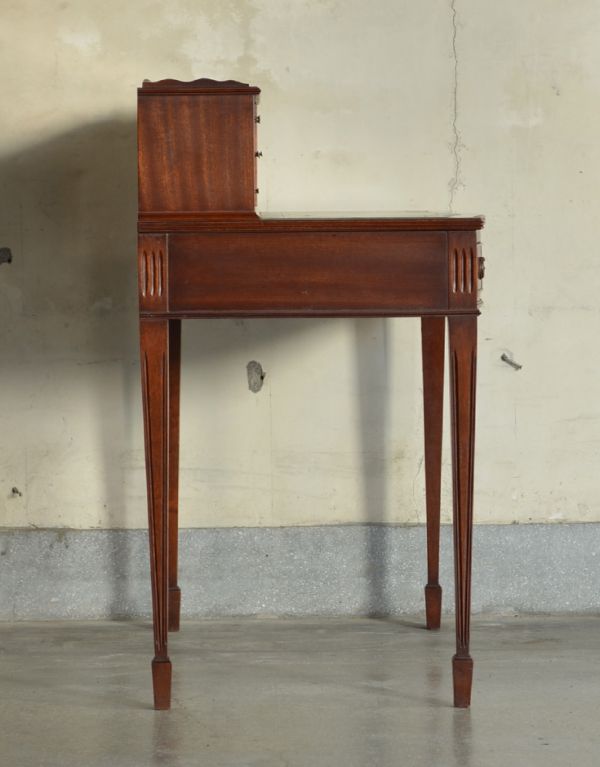 ロイドテーブル　アンティーク家具　美しいアンティーク英国家具、マホガニー材のライティングテーブル（デスク）。サイドも木目が美しいです。(j-1502-f)