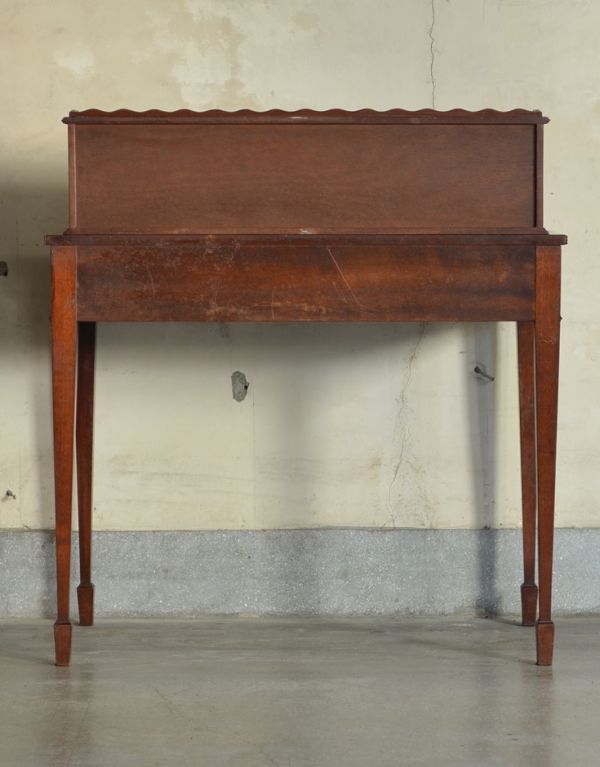 ロイドテーブル　アンティーク家具　美しいアンティーク英国家具、マホガニー材のライティングテーブル（デスク）。きちんとメンテナンスしてあるので、裏側もキレイです。(j-1502-f)