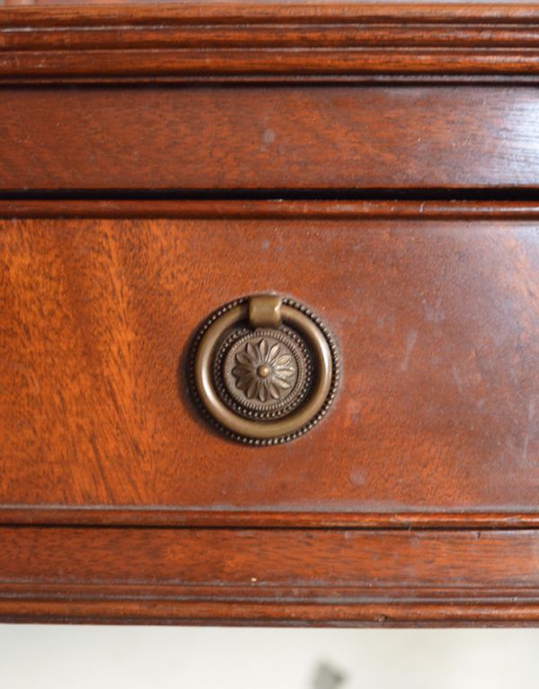 ロイドテーブル　アンティーク家具　美しいアンティーク英国家具、マホガニー材のライティングテーブル（デスク）。引き出しの取っ手です。(j-1502-f)