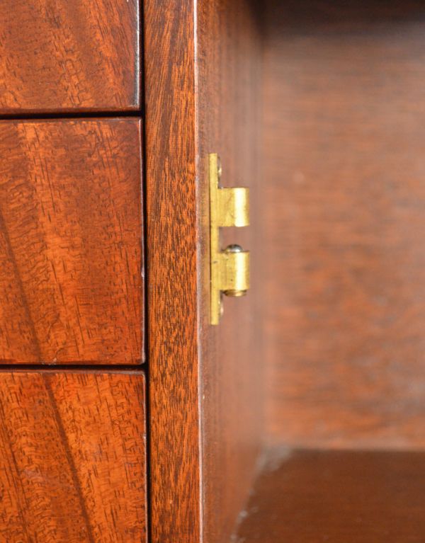 ロイドテーブル　アンティーク家具　美しいアンティーク英国家具、マホガニー材のライティングテーブル（デスク）。扉にはキャッチャーが付いているので、開け閉めがスムーズです。(j-1502-f)