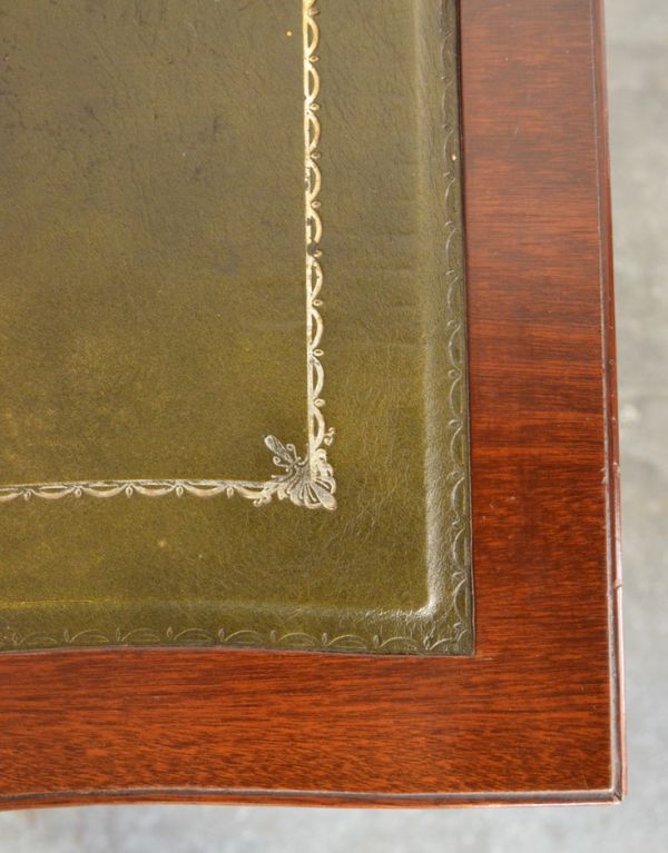 ロイドテーブル　アンティーク家具　美しいアンティーク英国家具、マホガニー材のライティングテーブル（デスク）。落ち着いたグリーンカラーのレザー。(j-1502-f)