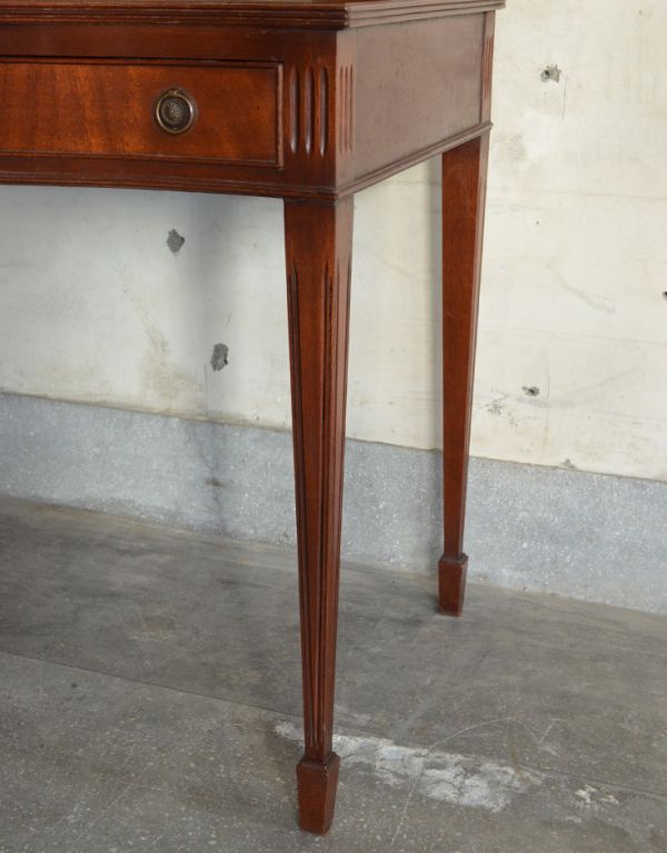 ロイドテーブル　アンティーク家具　美しいアンティーク英国家具、マホガニー材のライティングテーブル（デスク）。しっかりとした安定感があります。(j-1502-f)