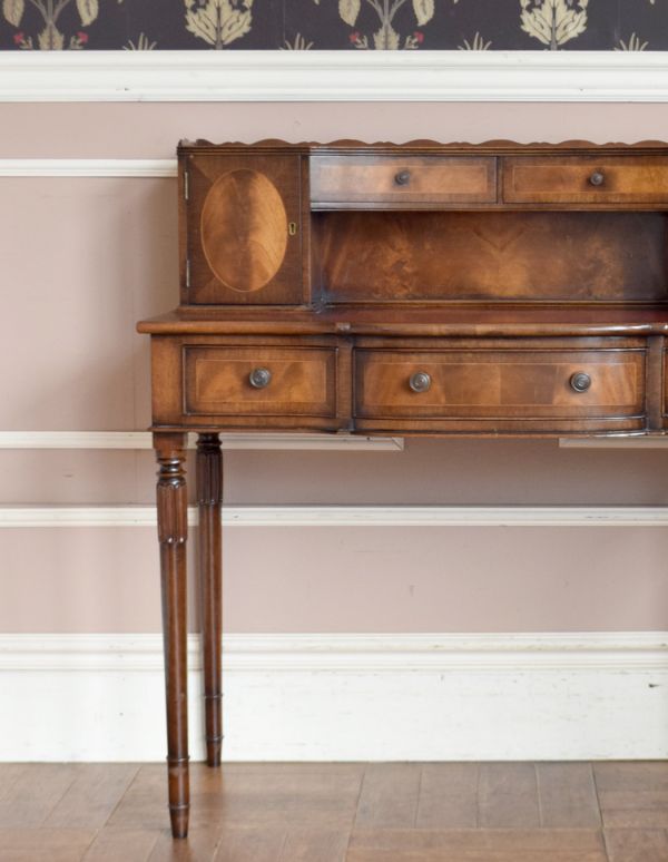 ロイドテーブル アンティーク家具 クラシックなアンティーク家具、素敵なライティングデスク(机)。上品で落ち着きのあるデスク。(j-1503-f)