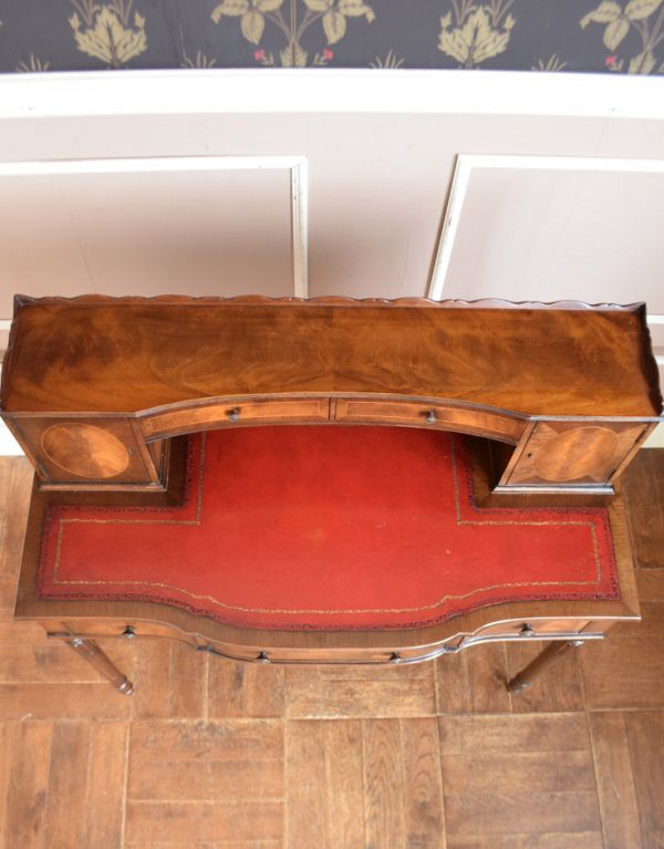 ロイドテーブル アンティーク家具 クラシックなアンティーク家具、素敵なライティングデスク(机)。広い天板は作業がしやすくて重宝しますよ!きちんとお直ししているので、天板もキレイな状態です。(j-1503-f)