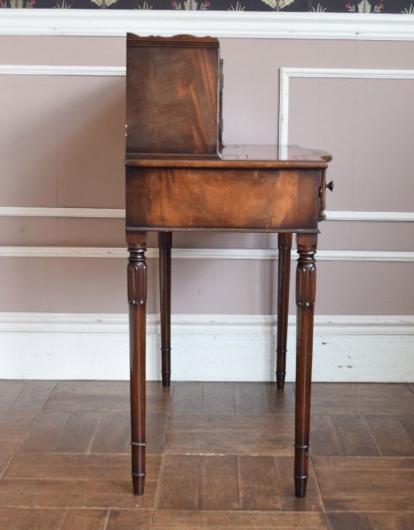 ロイドテーブル アンティーク家具 クラシックなアンティーク家具、素敵なライティングデスク(机)。サイドも美しいです。(j-1503-f)