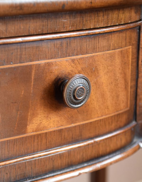 ロイドテーブル アンティーク家具 クラシックなアンティーク家具、素敵なライティングデスク(机)。引き出しの取っ手です。(j-1503-f)