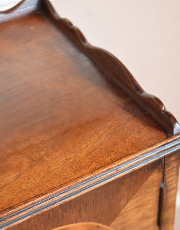 ロイドテーブル アンティーク家具 クラシックなアンティーク家具、素敵なライティングデスク(机)。広い天板は作業がしやすくて重宝しますよ!きちんとお直ししているので、天板もキレイな状態です。(j-1503-f)