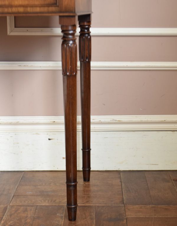 ロイドテーブル アンティーク家具 クラシックなアンティーク家具、素敵なライティングデスク(机)。しっかりとした安定感があります。(j-1503-f)