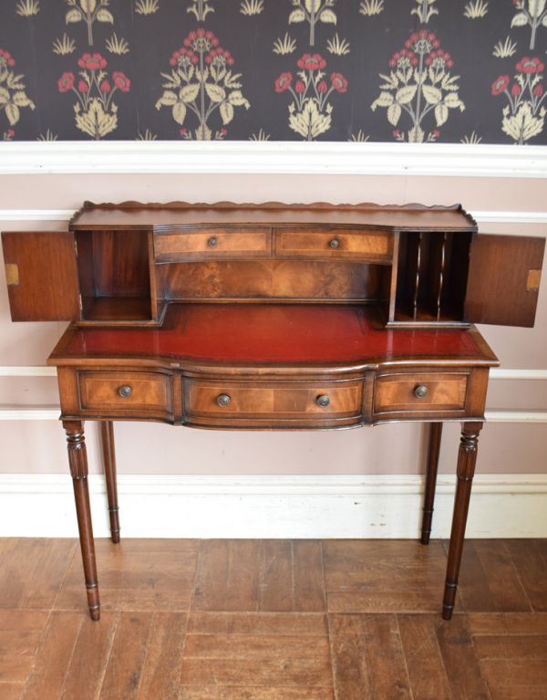 ロイドテーブル アンティーク家具 クラシックなアンティーク家具、素敵なライティングデスク(机)。この通り天板は広々しているので、パソコンデスクとしても活躍してくれます。(j-1503-f)