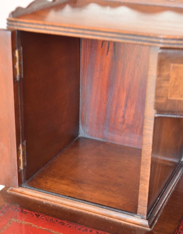 ロイドテーブル アンティーク家具 クラシックなアンティーク家具、素敵なライティングデスク(机)。向かって左側の扉の中は、仕切りがないので高さがあるアイテムも収納できます。(j-1503-f)