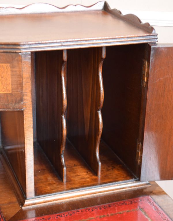 ロイドテーブル アンティーク家具 クラシックなアンティーク家具、素敵なライティングデスク(机)。向かって右側の扉の中は、仕切りが付いています。(j-1503-f)