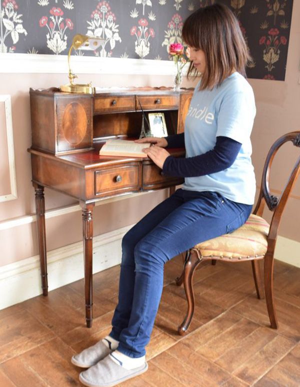 ロイドテーブル アンティーク家具 クラシックなアンティーク家具、素敵なライティングデスク(机)。デスクに座る時間を持つことで気持ちの切り替えができます。(j-1503-f)