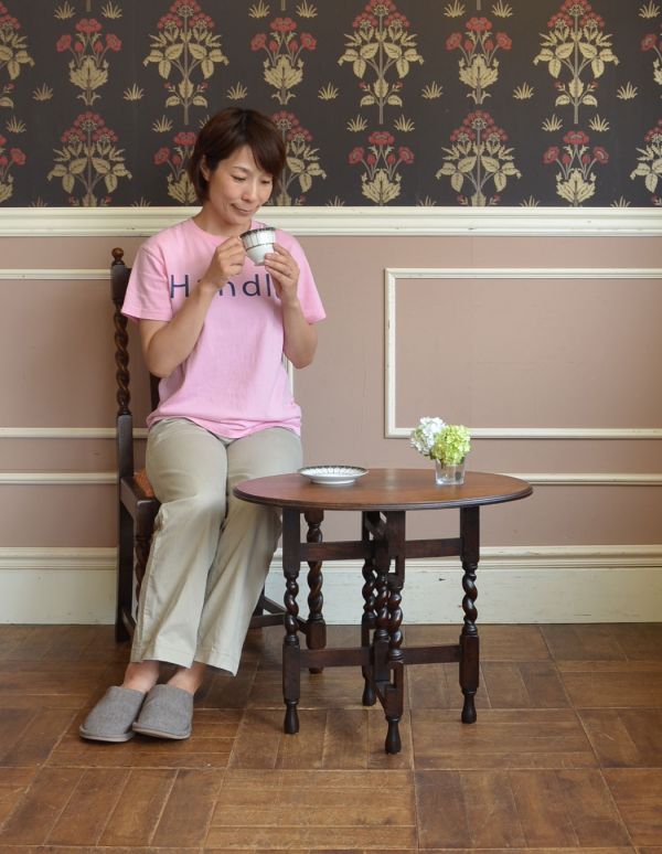 ロイドテーブル　アンティーク家具　アンティークの英国家具、ツイスト脚のオケージョナルテーブル（伸張式）。玄関で花器を飾ったり、ソファの前に持ってくれば、ちょうどいいサイドテーブルに。(j-1504-f)