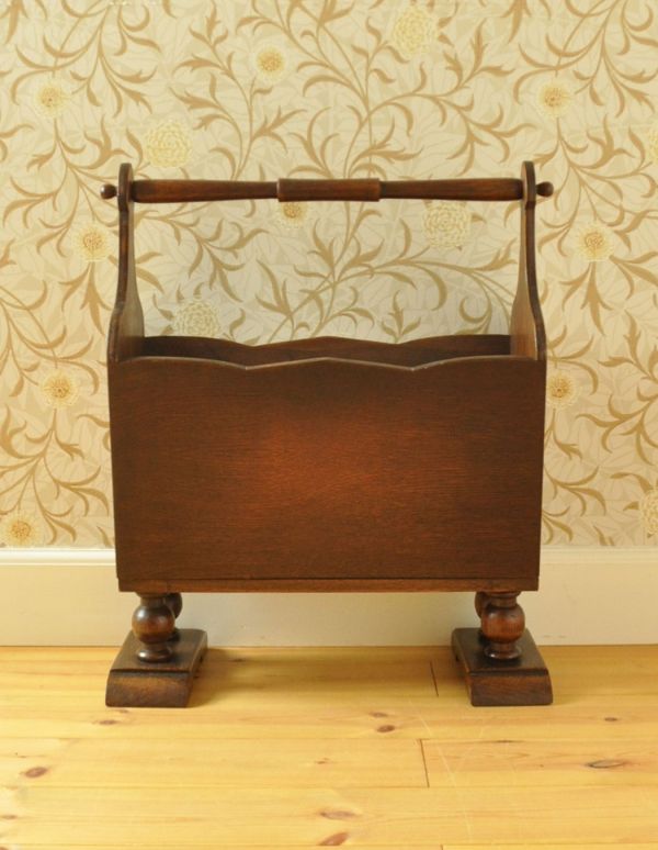 マガジンラック　アンティーク家具　脚が可愛いアンティークの小さな収納家具、雑誌や新聞を入れるマガジンラック。持ち運びも楽なので、使いたいところで使ってくださいね。(j-1505-f)