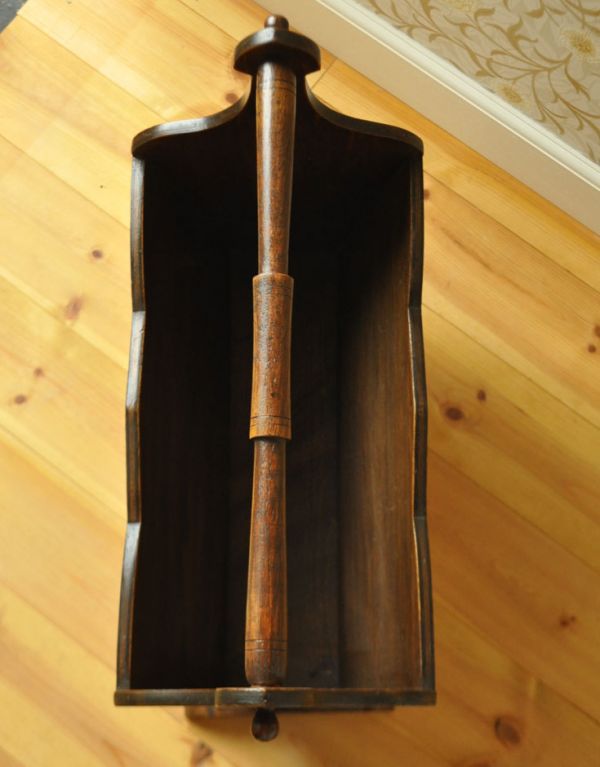 マガジンラック　アンティーク家具　脚が可愛いアンティークの小さな収納家具、雑誌や新聞を入れるマガジンラック。中までしっかりとお手入れしています。(j-1505-f)