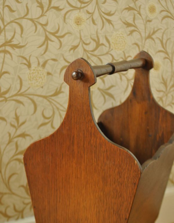 マガジンラック　アンティーク家具　脚が可愛いアンティークの小さな収納家具、雑誌や新聞を入れるマガジンラック。持ち手が付いているので、持ち運びも楽チン！使いたいところで使ってくださいね。(j-1505-f)