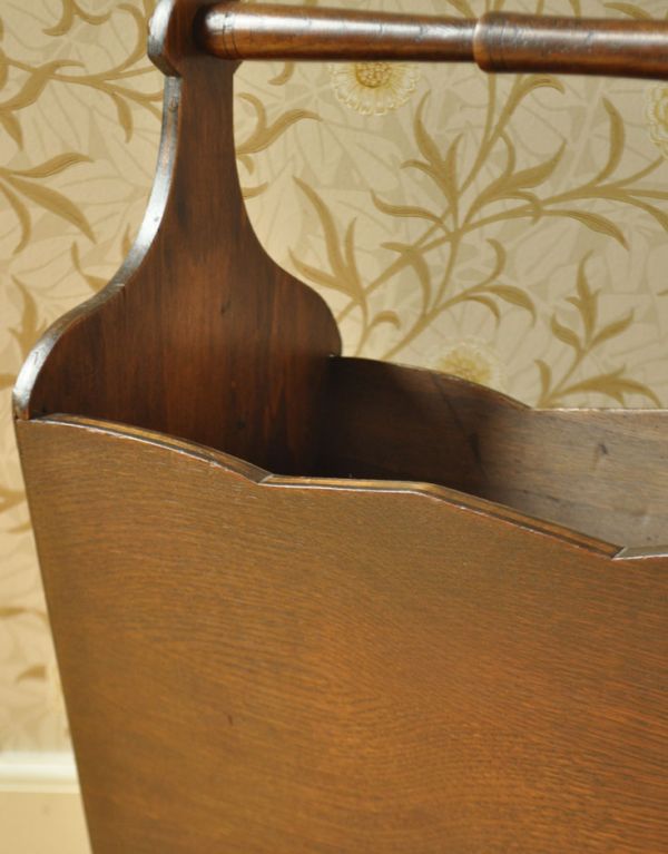 マガジンラック　アンティーク家具　脚が可愛いアンティークの小さな収納家具、雑誌や新聞を入れるマガジンラック。専門の職人によってお直ししていますが、アンティークは新品ではありません。(j-1505-f)