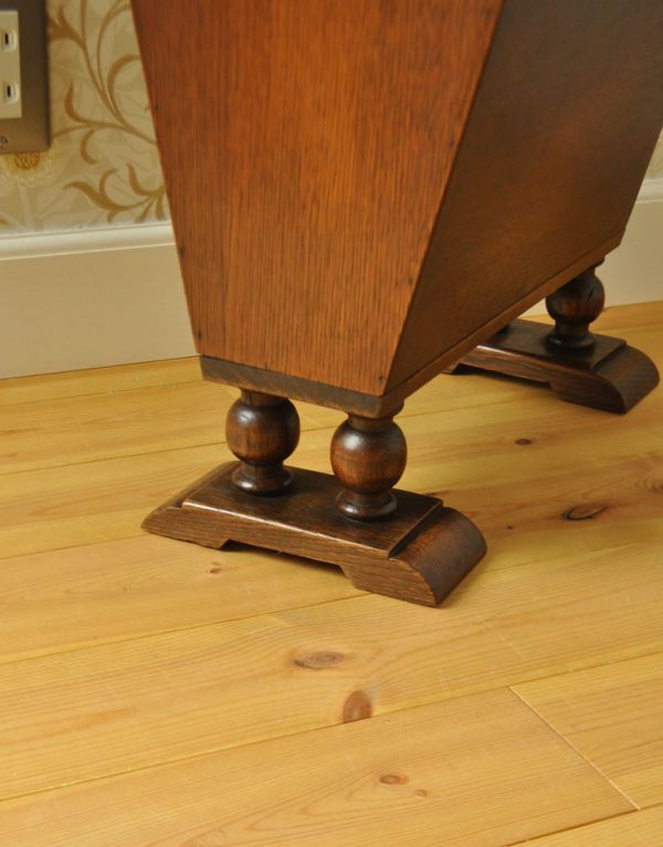 マガジンラック　アンティーク家具　脚が可愛いアンティークの小さな収納家具、雑誌や新聞を入れるマガジンラック。しっかりメンテナンスしてありますのでご安心ください。(j-1505-f)