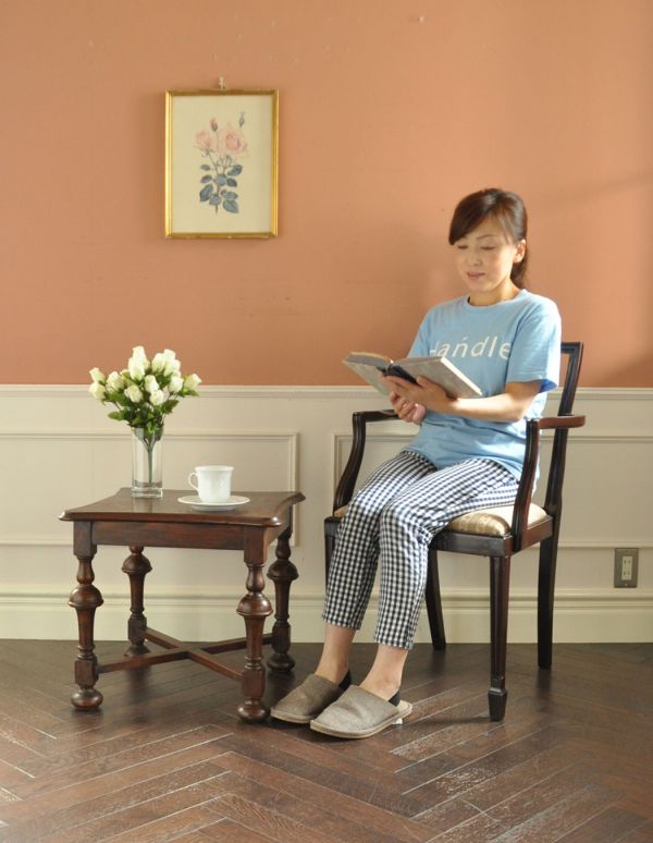 アンティークのテーブル　アンティーク家具　持ち運びラクラクなアンティーク英国家具、美しいオケージョナルテーブル。玄関で花器を飾ったり、ソファの前に持ってくれば、ちょうどいいサイドテーブルに。(j-1508-f)