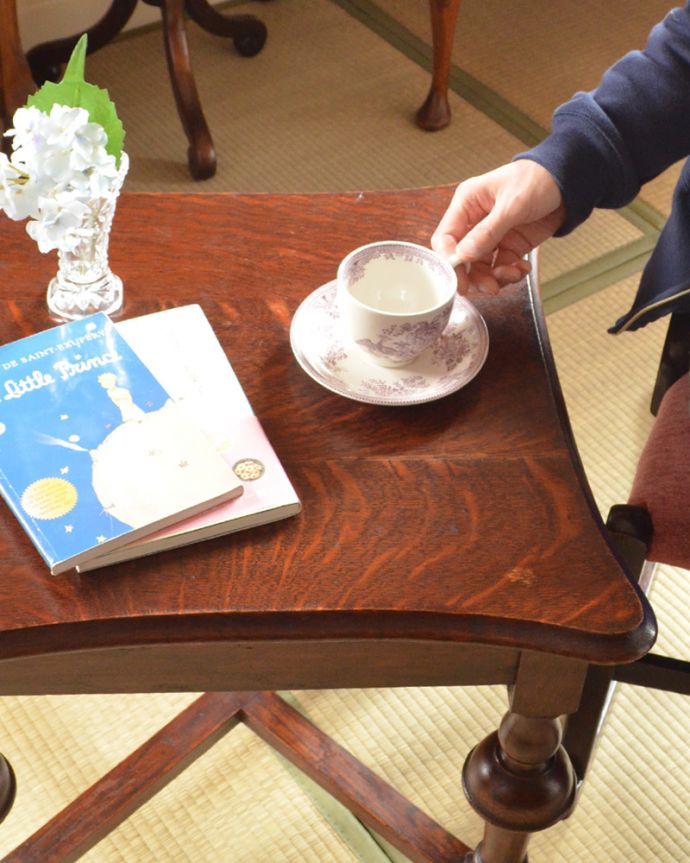 アンティークのテーブル　アンティーク家具　持ち運びラクラクなアンティーク英国家具、美しいオケージョナルテーブル。お茶の時間も、いつもよりちょこっと特別天板の木目には、オーク材らしい模様が。(j-1508-f)