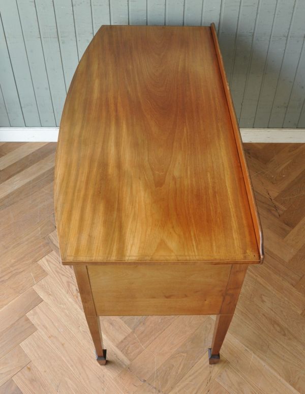 アンティークのデスク・書斎机　アンティーク家具　木目が美しいアンティーク英国家具、優雅なライティングテーブル（デスク）。広い天板は作業がしやすくて重宝しますよ！きちんとお直ししているので、天板もキレイな状態です。(j-1509-f)