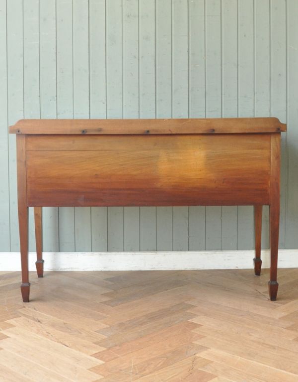 アンティークのデスク・書斎机　アンティーク家具　木目が美しいアンティーク英国家具、優雅なライティングテーブル（デスク）。きちんとメンテナンスしてあるので、裏側もキレイです。(j-1509-f)