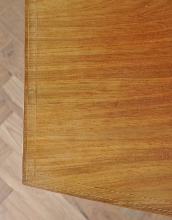 アンティークのデスク・書斎机　アンティーク家具　木目が美しいアンティーク英国家具、優雅なライティングテーブル（デスク）。角もキレイな状態です。(j-1509-f)