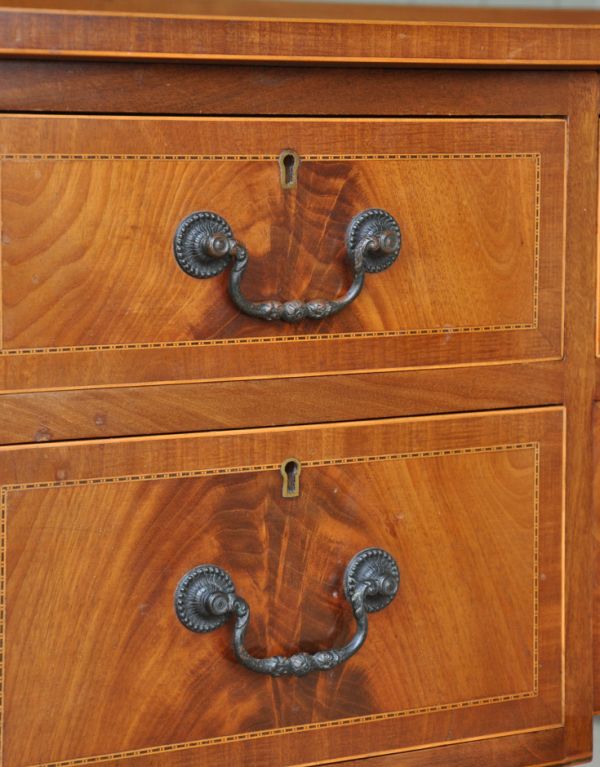 アンティークのデスク・書斎机　アンティーク家具　木目が美しいアンティーク英国家具、優雅なライティングテーブル（デスク）。味わい深い取っ手から、時間の流れを感じることができます。(j-1509-f)