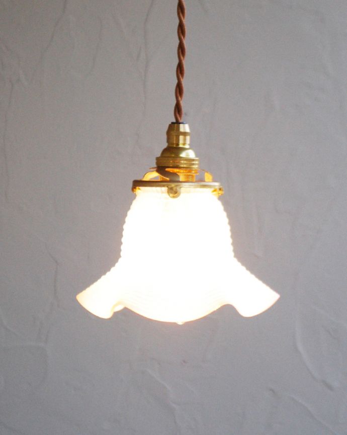 ペンダントライト　照明・ライティング　オパリンのアンティークランプシェード（コード・シャンデリア電球・ギャラリーA付き）。あたたかい光がお部屋を包み込みます。(j-151-z)