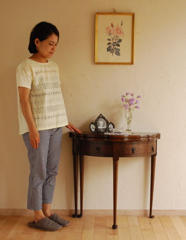 ロイドテーブル　アンティーク家具　英国の素敵なアンティーク家具、コンソール（ゲームテーブル）。そっと壁に付けて置くだけで、オシャレな雰囲気に。(j-1510-f)