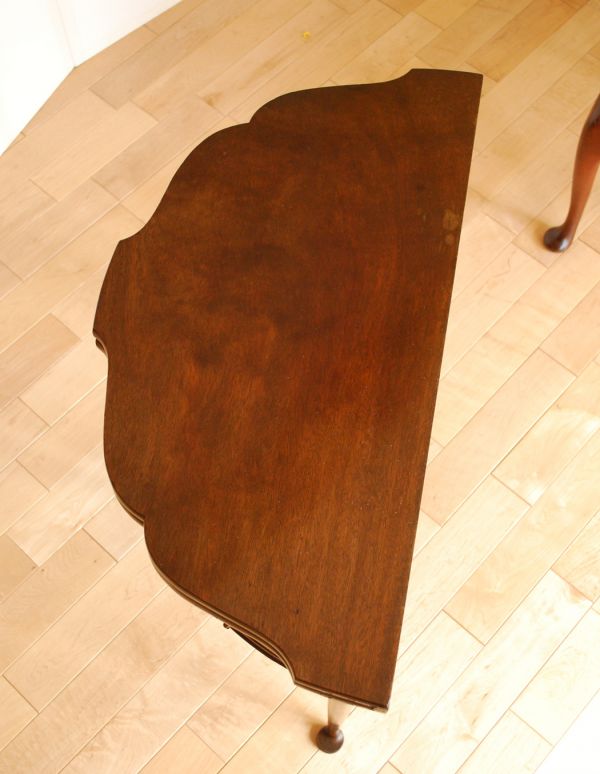 ロイドテーブル　アンティーク家具　英国の素敵なアンティーク家具、コンソール（ゲームテーブル）。半円形の天板です。(j-1510-f)