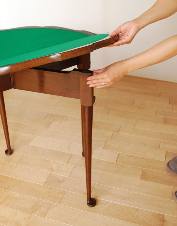 ロイドテーブル　アンティーク家具　英国の素敵なアンティーク家具、コンソール（ゲームテーブル）。脚を開いて、天板をのせるとテーブルが大きくなります。(j-1510-f)