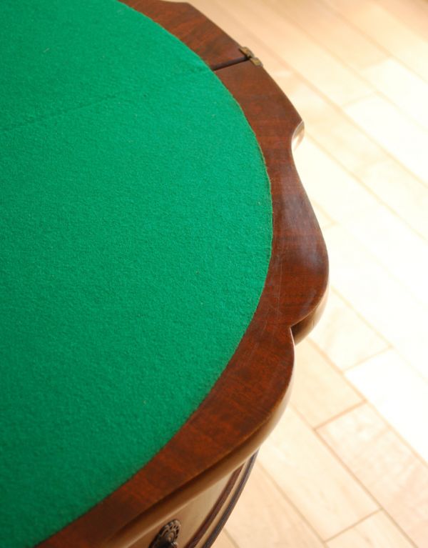 ロイドテーブル　アンティーク家具　英国の素敵なアンティーク家具、コンソール（ゲームテーブル）。天板の縁もキレイにカッティングされています。(j-1510-f)